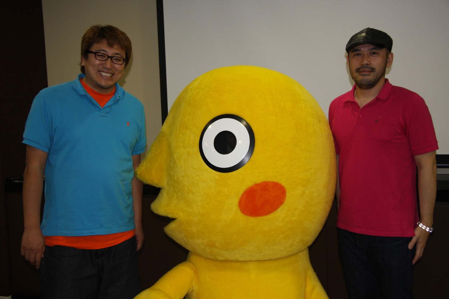 青いシャツを着ているのは脚本家の福田雄一。ピンクのシャツはアートディレクターの石川智久。