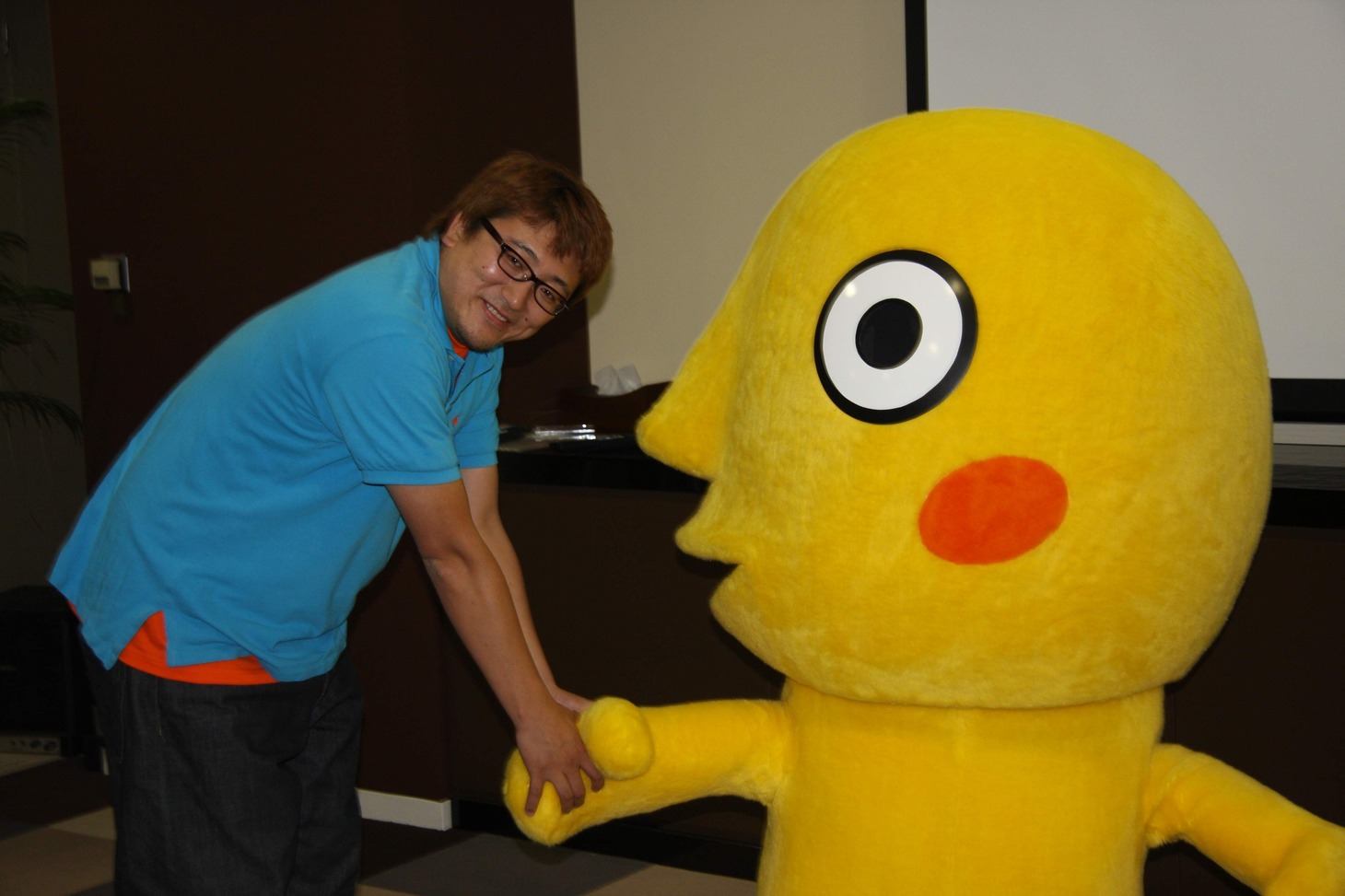 わいもくんと福田雄一が握手。