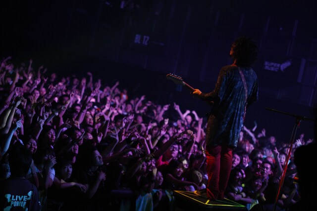 MCで「12月のワンマンはどエライことになるから！」と宣言した石毛。1年ぶりのワンマンライブ「SUPER DISCO Hits 2!!! the telephones ONE-MAN SHOW!!!」は12月4日にディファ有明で行われる（撮影：河本悠貴）。