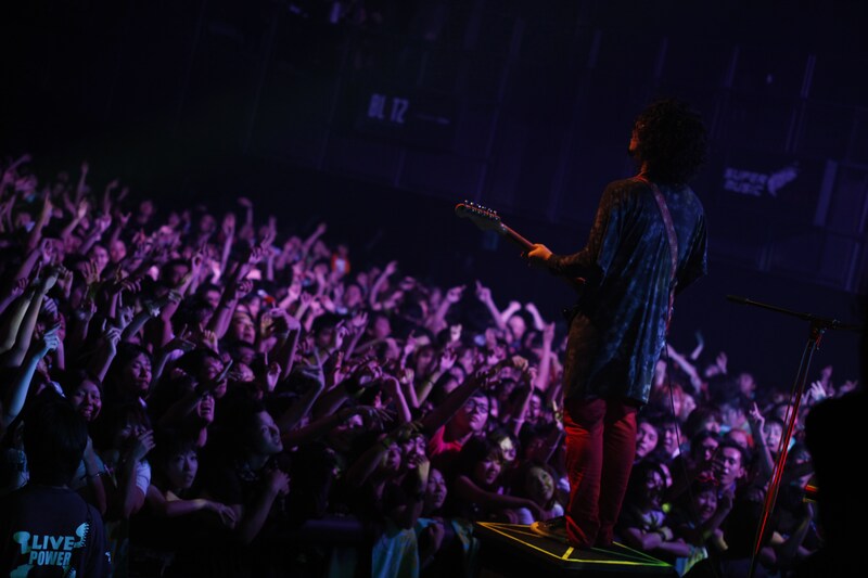 MCで「12月のワンマンはどエライことになるから！」と宣言した石毛。1年ぶりのワンマンライブ「SUPER DISCO Hits 2!!! the telephones ONE-MAN SHOW!!!」は12月4日にディファ有明で行われる（撮影：河本悠貴）。