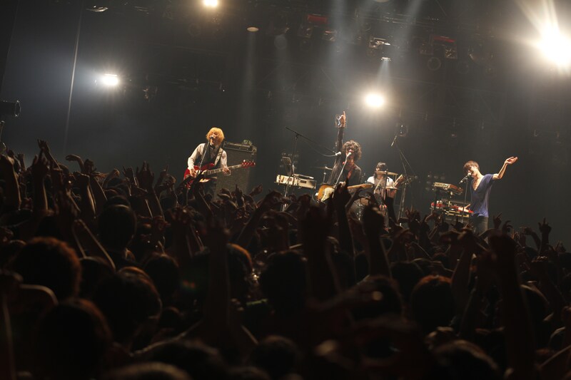 アンコールを含め21曲を披露したthe telephones。ワンマンさながらのボリュームたっぷりのセットリストに、オーディエンスも大満足の表情を見せていた（撮影：河本悠貴）。