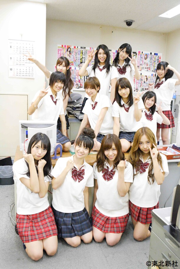 写真はエピソード1（VOL.1～2）「FLASH記者になって袋とじを作れ！」に参加したメンバー。スクープ班、グラビア班、グルメ班の3チームに分かれ、特ダネを求めて悪戦苦闘する。