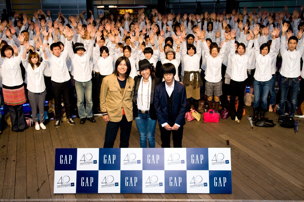 会場に集まったファンはGAPのホワイトシャツに身を包み、くるり＆ユーミンとともに記念撮影。このイベントの模様は今後の広告展開で使用される予定。