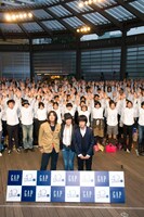 ヒルズアリーナの屋根の下はホワイトシャツでいっぱいに。