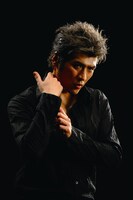 ついにライダーの“中の人”となった吉川晃司。