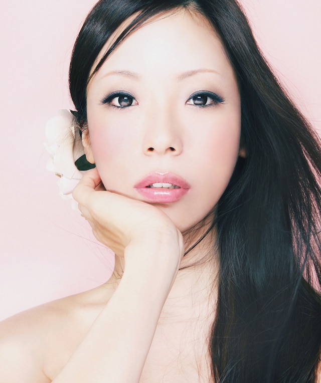 古内東子は10月14日、KREVAとのコラボシングル「A to XYZ / スロウビート」をリリースする。