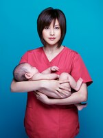 入局5年目の産科医、柊奈智を演じる藤原紀香。