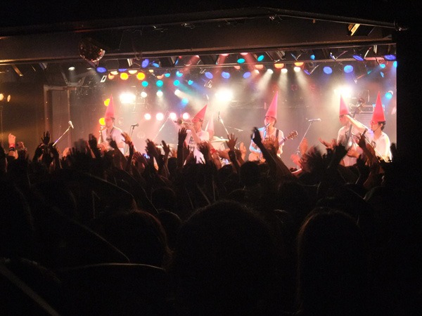 suzumokuが言葉を発すると「おかえり！」の声が上がるなど、ライブはアットホームな雰囲気に包まれた。