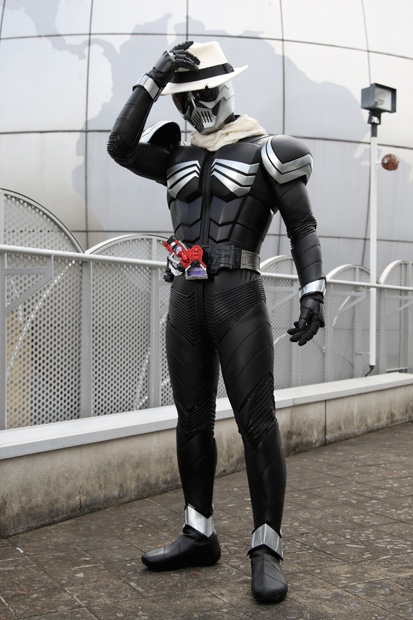 吉川が「仮面ライダーW」で演じたのは、主人公・左翔太郎（桐山蓮）が憧れるハードボイルド名探偵、鳴海荘吉。彼はハットを小粋にかぶった前代未聞のドクロライダー、仮面ライダースカル（写真）へと変身する。