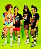 それぞれDEF LEPPARD、METALLICA、ANTHRAX、IRON MAIDENのTシャツを着用したSKYBEAVERの面々。