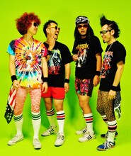 それぞれDEF LEPPARD、METALLICA、ANTHRAX、IRON MAIDENのTシャツを着用したSKYBEAVERの面々。