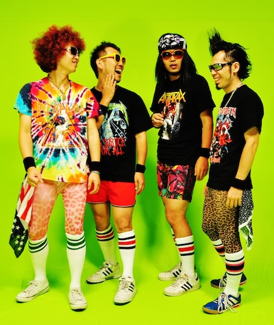 それぞれDEF LEPPARD、METALLICA、ANTHRAX、IRON MAIDENのTシャツを着用したSKYBEAVERの面々。