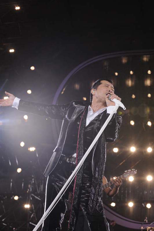 写真はツアーに先駆け行われた東京ドーム公演「ROCK'N'ROLL IN TOKYO DOME」のひとコマ。このドーム公演の模様は、12月9日にライブDVDとしてリリースされる。