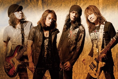 KUDO（写真右から2番目）はオフィシャルサイトに「この度は大変ご迷惑、ご心配をお掛けして申し訳ありません。一日も早く復帰しようと療養中です。経過は上々ですので、心配しないで下さい。また、皆さんの顔を見るのを楽しみにしてます」と、メッセージを寄せている。