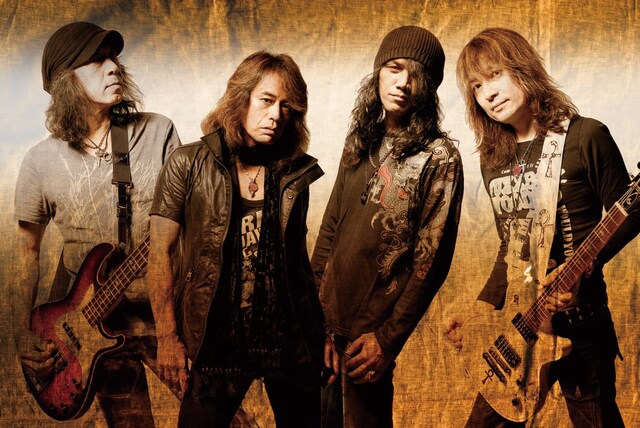 KUDO（写真右から2番目）はオフィシャルサイトに「この度は大変ご迷惑、ご心配をお掛けして申し訳ありません。一日も早く復帰しようと療養中です。経過は上々ですので、心配しないで下さい。また、皆さんの顔を見るのを楽しみにしてます」と、メッセージを寄せている。