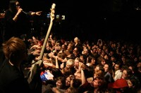 熱狂的なファンを前に熱いパフォーマンスを繰り広げるメンバーたち（写真はモスクワライブの模様）。