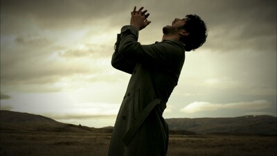 大自然に祈りを捧げるように熱唱する平井堅。