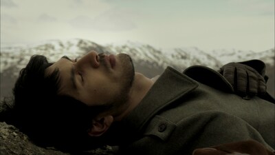 大自然とたわむれる平井堅。彫りの深い顔立ちが山脈のようだ。