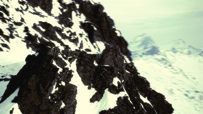 大自然の驚異を肌で感じ、呆然と立ちつくす平井堅。