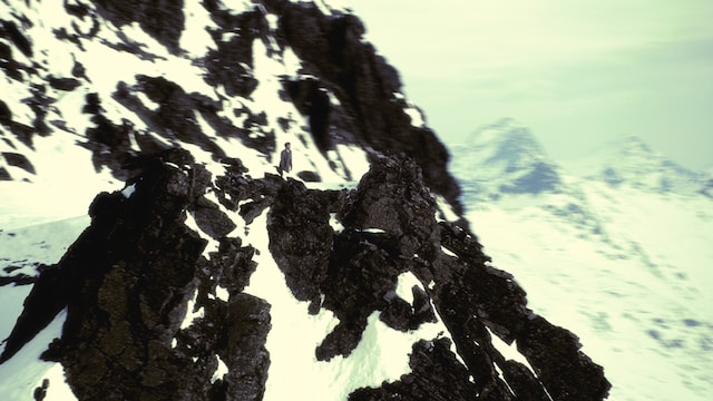 大自然の驚異を肌で感じ、呆然と立ちつくす平井堅。