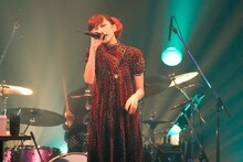 「流れ星」の着うたは10月21日から、着うたフルは10月28日より配信開始。中島美嘉のオフィシャルサイトのトップページでは楽曲の一部を試聴することができる（写真は昨日のライブの模様）。