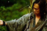 人間として生きるため、愛する者を守るために地の底から蘇るオグリ（中村達也）。