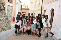 メンバーは4日にカンヌ、ニース、ロックブリュヌ、モナコといった観光名所に赴き、写真集の撮影を敢行。