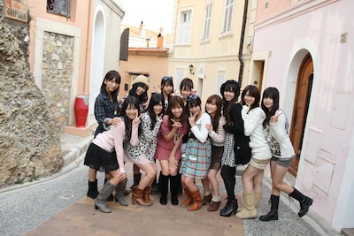 メンバーは4日にカンヌ、ニース、ロックブリュヌ、モナコといった観光名所に赴き、写真集の撮影を敢行。