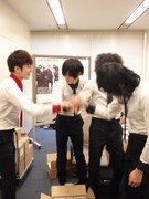 気合いを入れて作業に臨む4人。