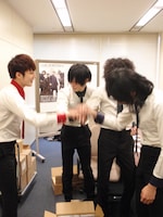 気合いを入れて作業に臨む4人。