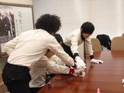 最初の1枚は4人で一緒に刻印。