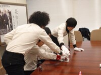 最初の1枚は4人で一緒に刻印。