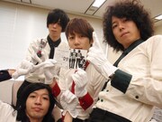 記念すべき刻印第1号のジャケットを手にするTHE BAWDIESの4人。