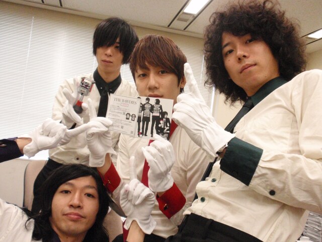 記念すべき刻印第1号のジャケットを手にするTHE BAWDIESの4人。