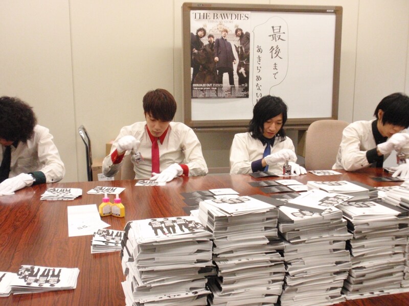 目の前には山積みのCDジャケットが。