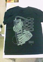 あらかじめ決められた恋人たちとSHOHEI TAKASAKIによるコラボTシャツ。