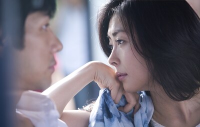 写真は映画のワンカット。原作では大胆な性愛描写で男女の熱愛を表現。果たして中山美穂がどのような演技を見せてくれるのかも注目要因のひとつとなっている。(c)2009 CJ Entertainment Inc. All Rights Reserved.