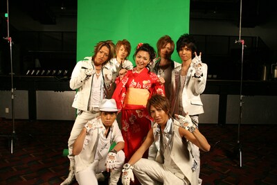 「祭の神」ビデオクリップはシングル初回盤に付属するDVDに収録。川村ゆきえのセクシーな浴衣姿もお観逃しなく。