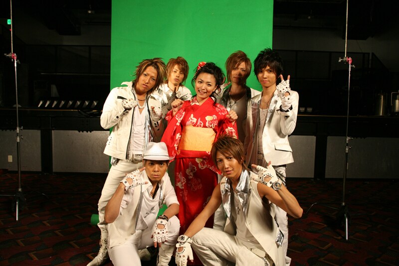 「祭の神」ビデオクリップはシングル初回盤に付属するDVDに収録。川村ゆきえのセクシーな浴衣姿もお観逃しなく。