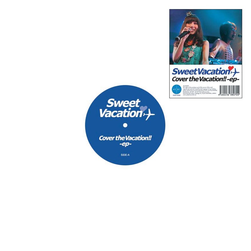 「COVER THE VACATION!! -EP-」のパッケージ。2人の写真の下に描かれているパンナム航空マークのような模様は、本作を制作・販売するレーベルJET SETのロゴマーク。