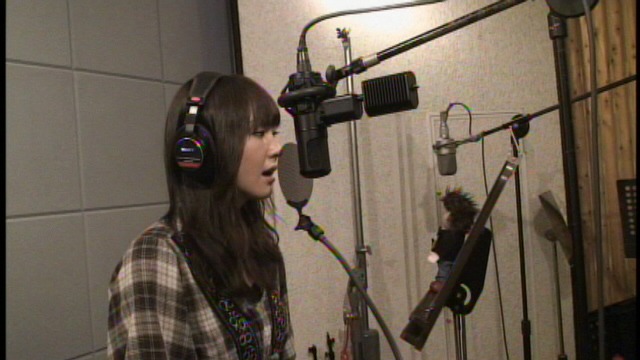 レコーディング中のガッキー。表情は真剣そのもの。