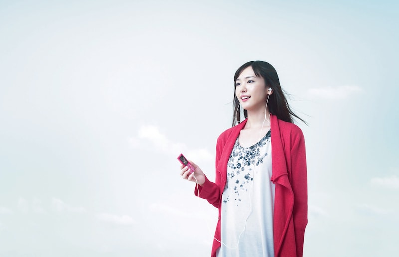 ガッキーが右手に持っているのは、歌に合わせて歌詞が見える新機能を搭載した「WALKMAN」Sシリーズだ。