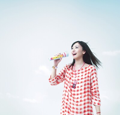 青空の下で熱唱するガッキー。