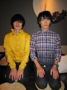 小出祐介（写真左）と山口一郎（右）は、普段から仲の良い友人同士。対談では「お互いに友達が少ない」とこぼす2人の、出会いのエピソードについても触れられている。