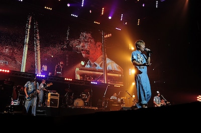 タイトルどおりに川西の50歳を祝うユニコーンのニューシングル「半世紀少年」は、イベント2日目の7日に発売。オリコンデイリーチャートで初登場2位を記録した。