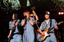 写真は「川西幸一 50歳記念 チョットオンチー栄光の50年」として行われた、10月7日の日本武道館公演の様子。「素浪人ファーストアウト」をはじめ、川西幸一がボーカルを務めた曲は果たしてアルバムに収録されるのか、気になるところだ。