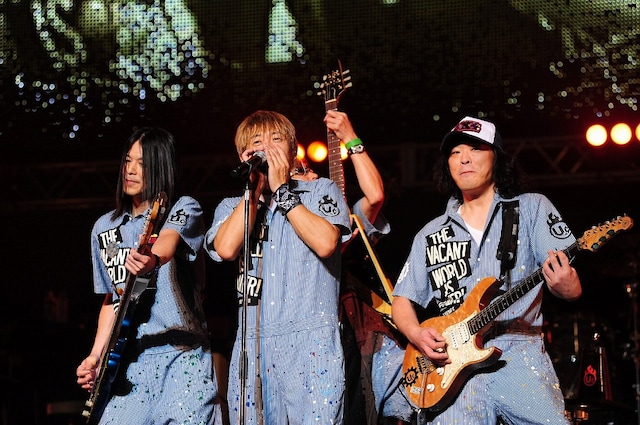 写真は「川西幸一 50歳記念 チョットオンチー栄光の50年」として行われた、10月7日の日本武道館公演の様子。「素浪人ファーストアウト」をはじめ、川西幸一がボーカルを務めた曲は果たしてアルバムに収録されるのか、気になるところだ。