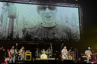 ツアーや夏フェスとはひと味もふた味も違った演出の連続に、観客は大満足。その一方メンバーは若干緊張気味なのか「あー間違えた！」という声がステージから聞こえる瞬間もあった。