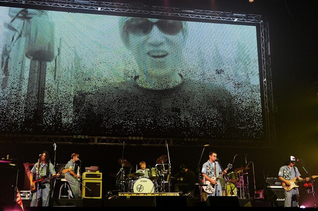 ツアーや夏フェスとはひと味もふた味も違った演出の連続に、観客は大満足。その一方メンバーは若干緊張気味なのか「あー間違えた！」という声がステージから聞こえる瞬間もあった。