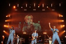 川西がボーカルを取る曲では、縦横無尽にステージを走り回りオーディエンスにサービス。